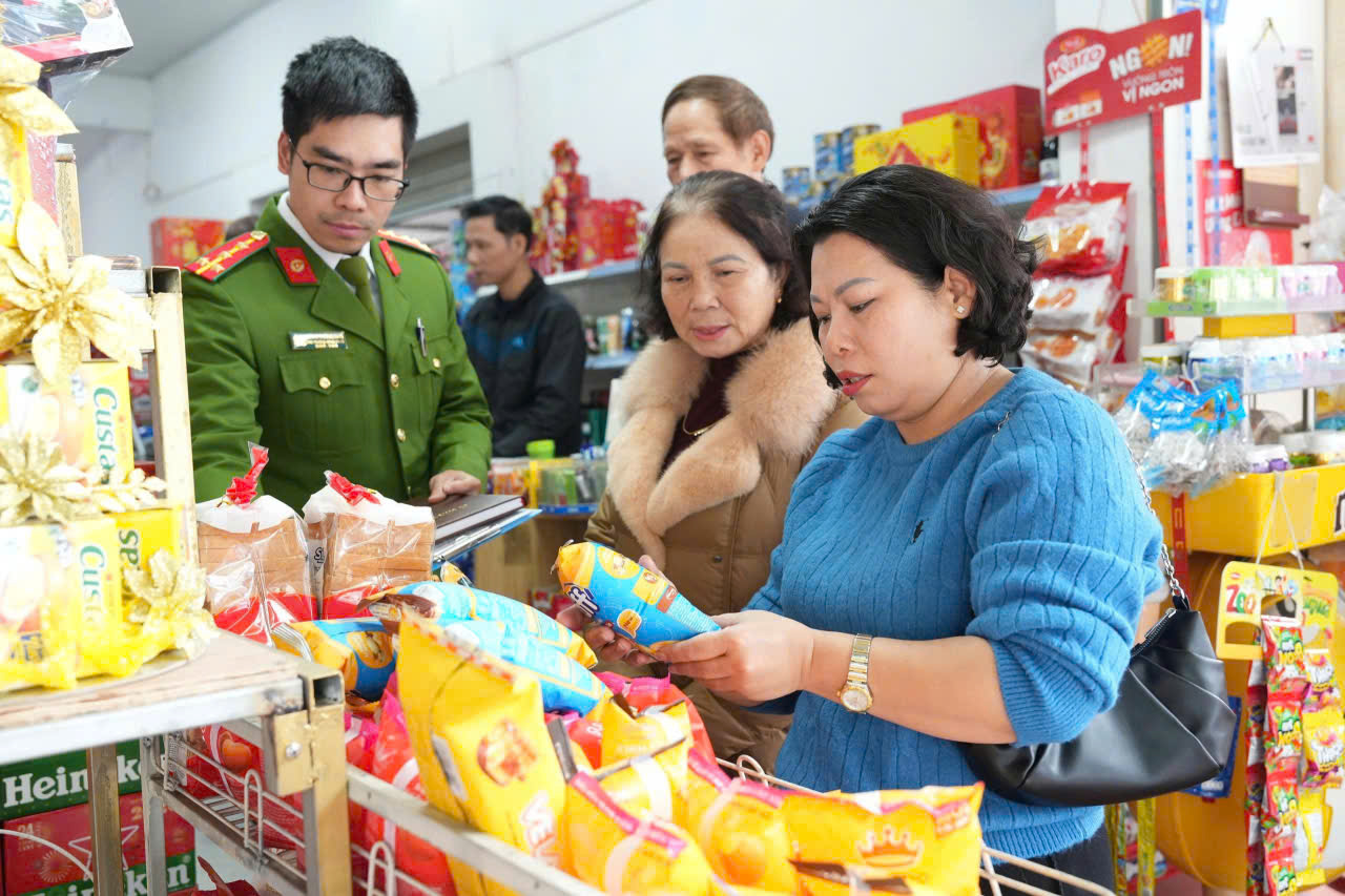 Công an phường Hải Dương tăng cường kiểm tra các cơ sở kinh doanh, bảo đảm vệ sinh an toàn thực phẩm trên địa bàn